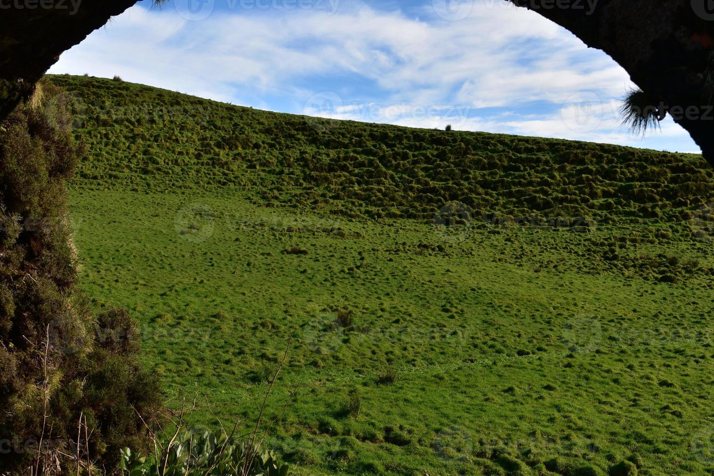 utsikt genom en akvedukt på sao miguel foto