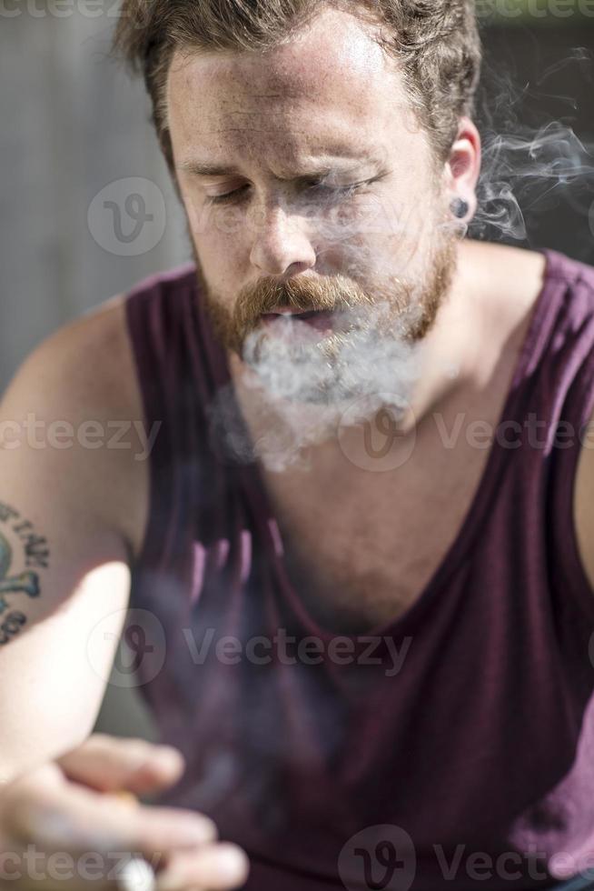 närbild av mannen som röker på trappan foto
