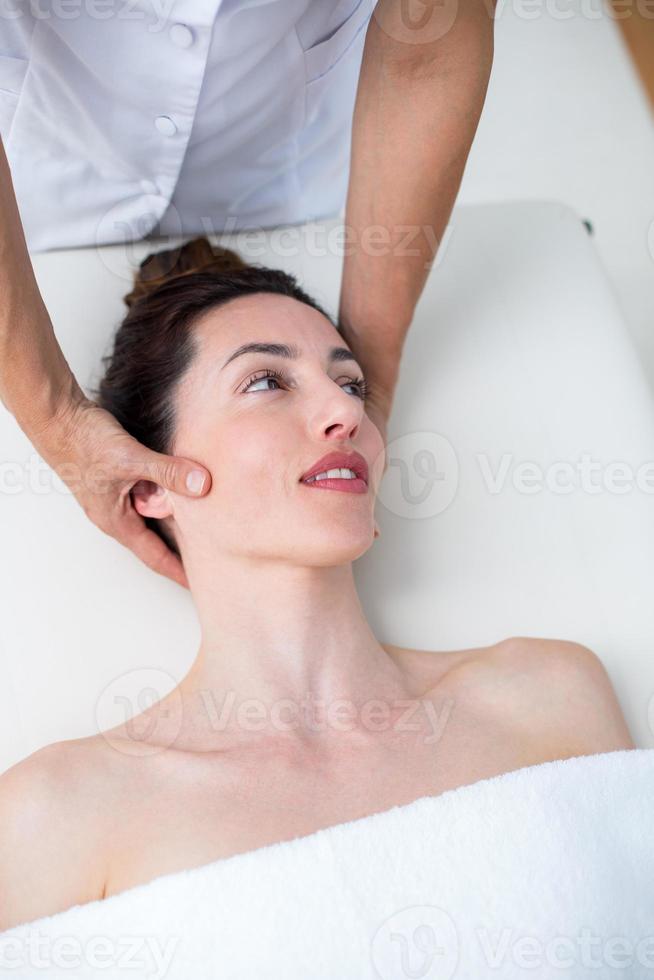 fysioterapeut som gör nackmassage foto