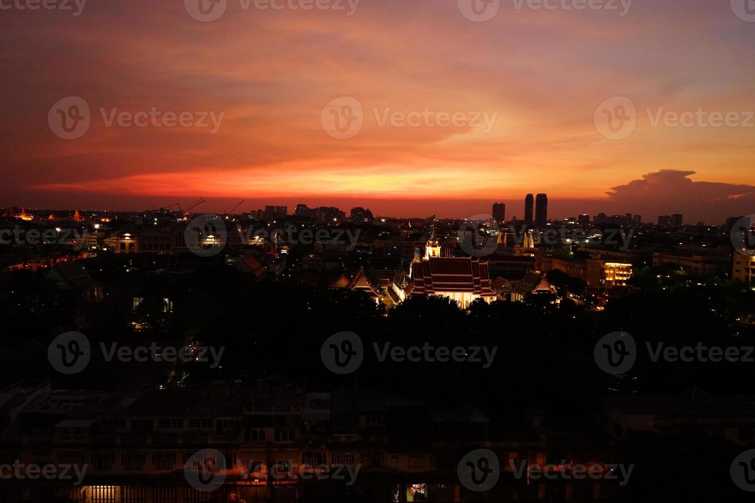 översikt stadsbild med i skymning öppen himmel. Bangkok city, thailand. foto