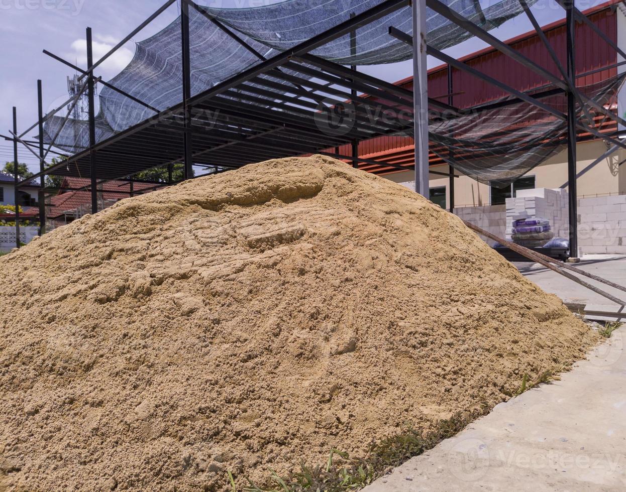 hög med sandmaterial för byggnadsarbete foto