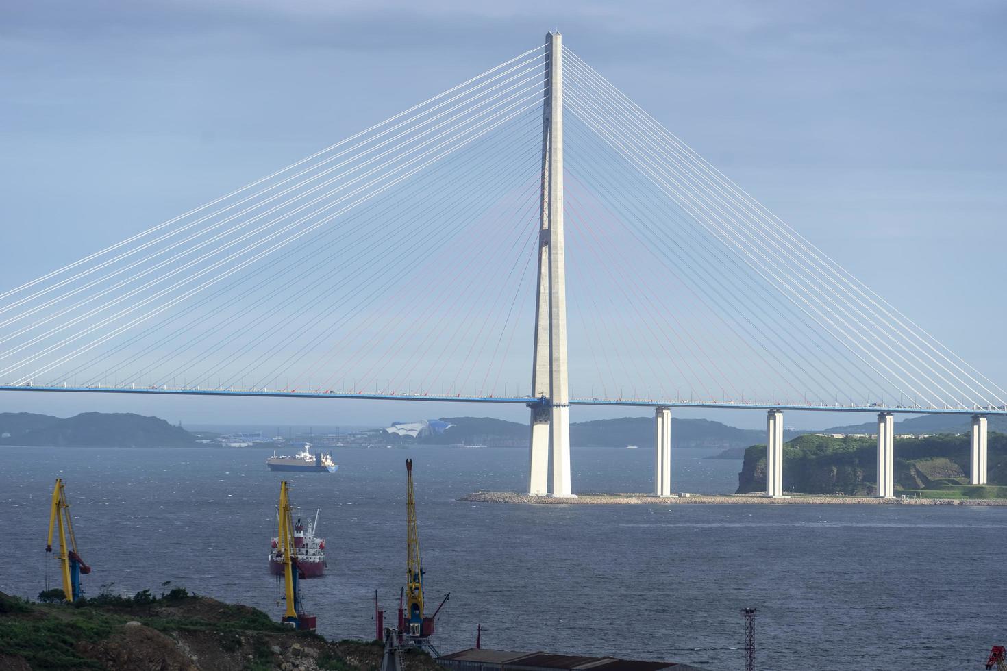 havslandskap med utsikt över kusten och den ryska bron. foto