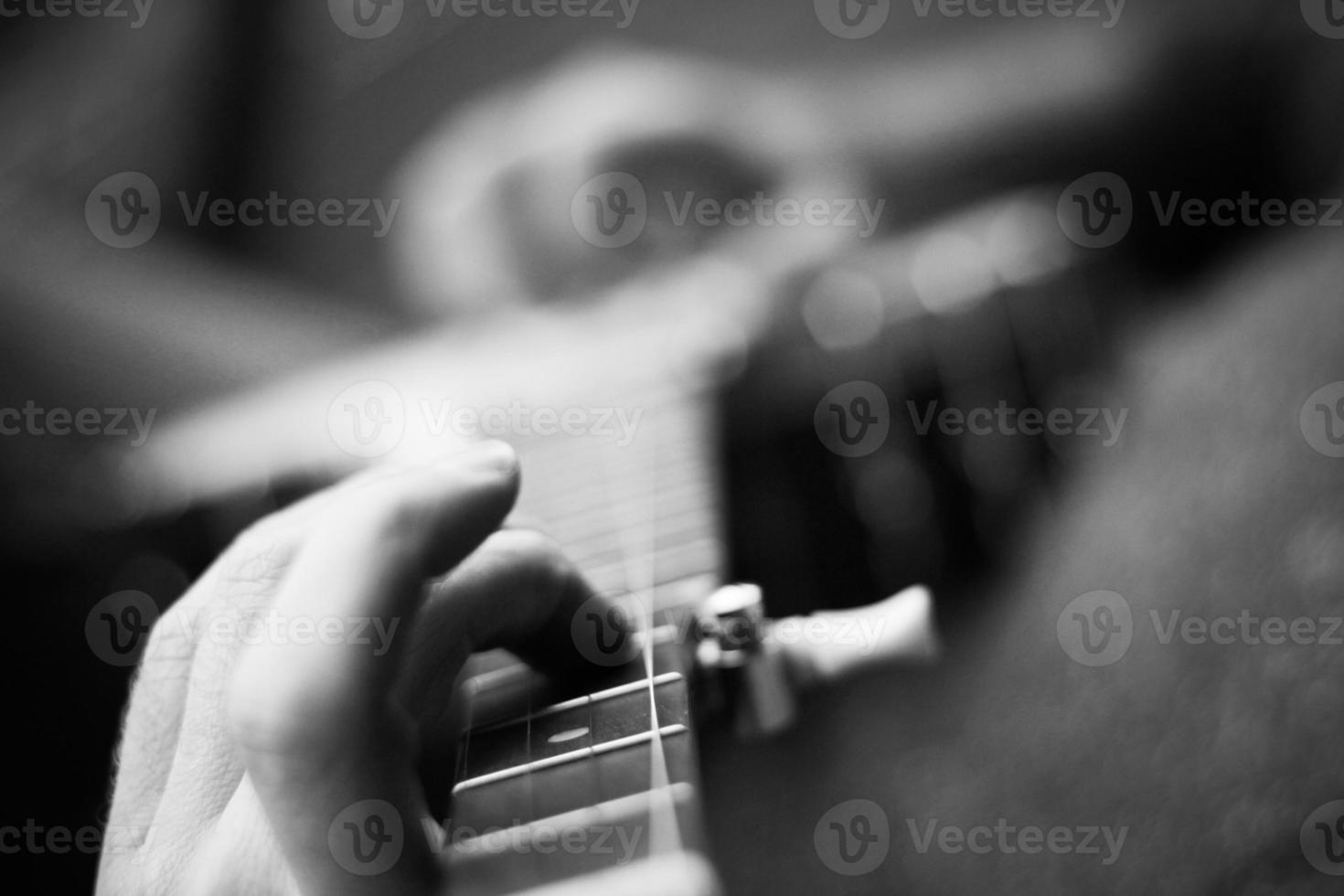 manlig banjo-spelare plockar bort foto
