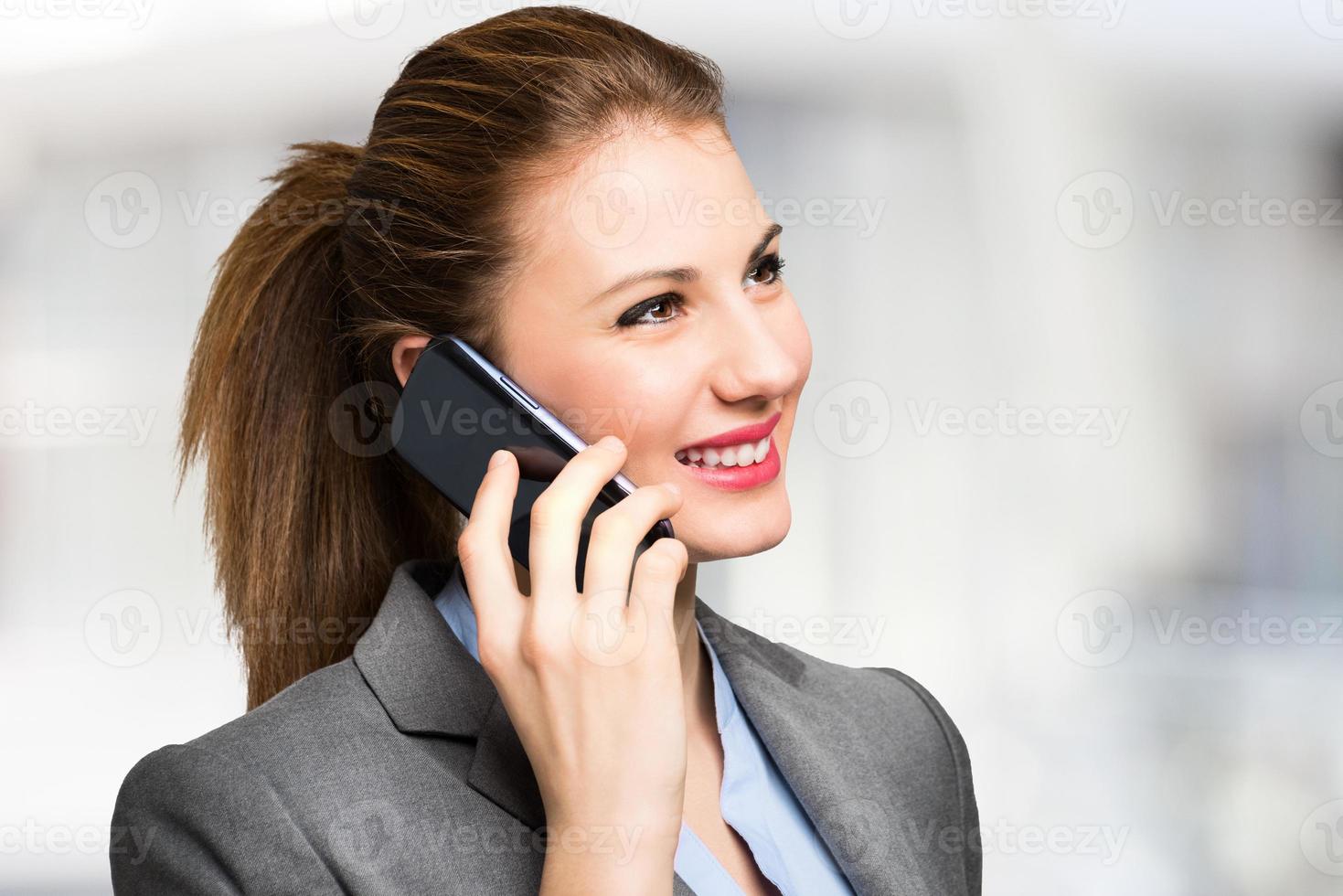 ung kvinna pratar i telefon foto