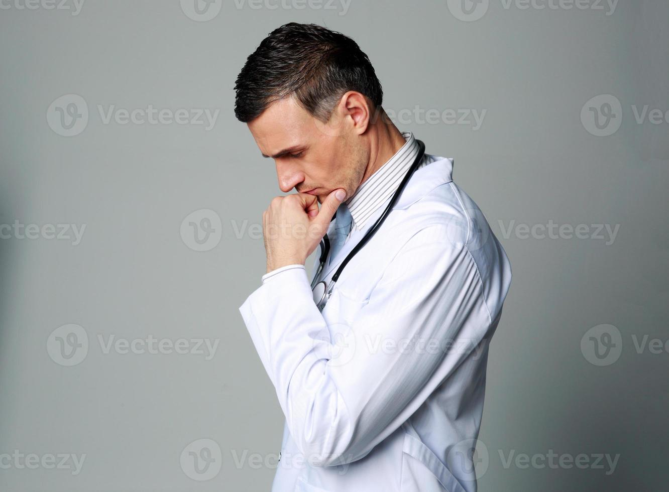 porträtt av en tankeväckande manlig läkare foto