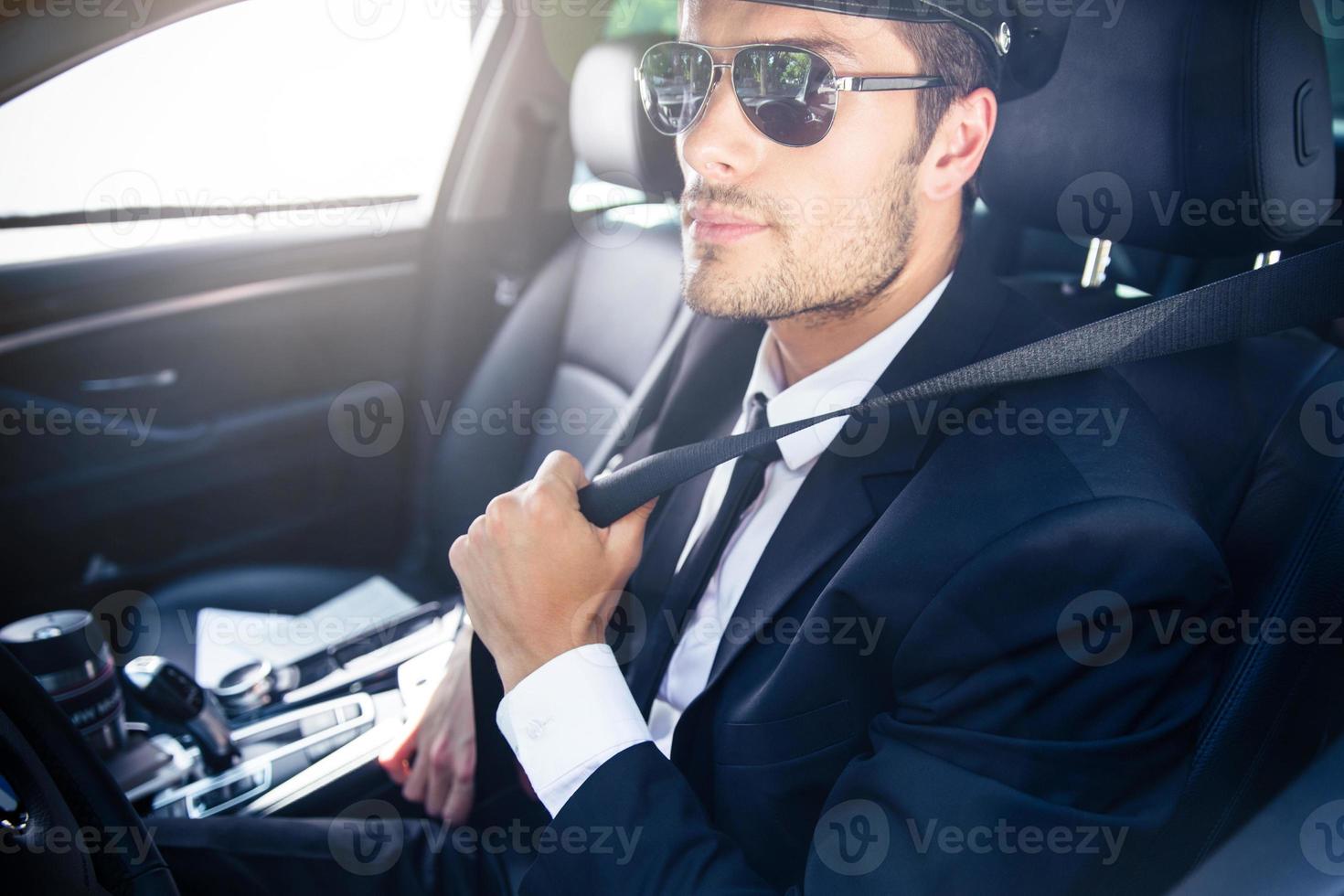 manlig chaufför som sitter i en bil foto