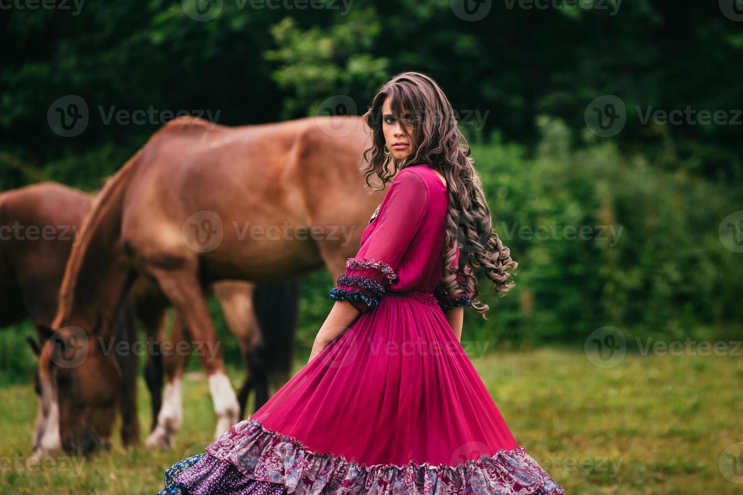 vacker zigenare i violetta klänning foto