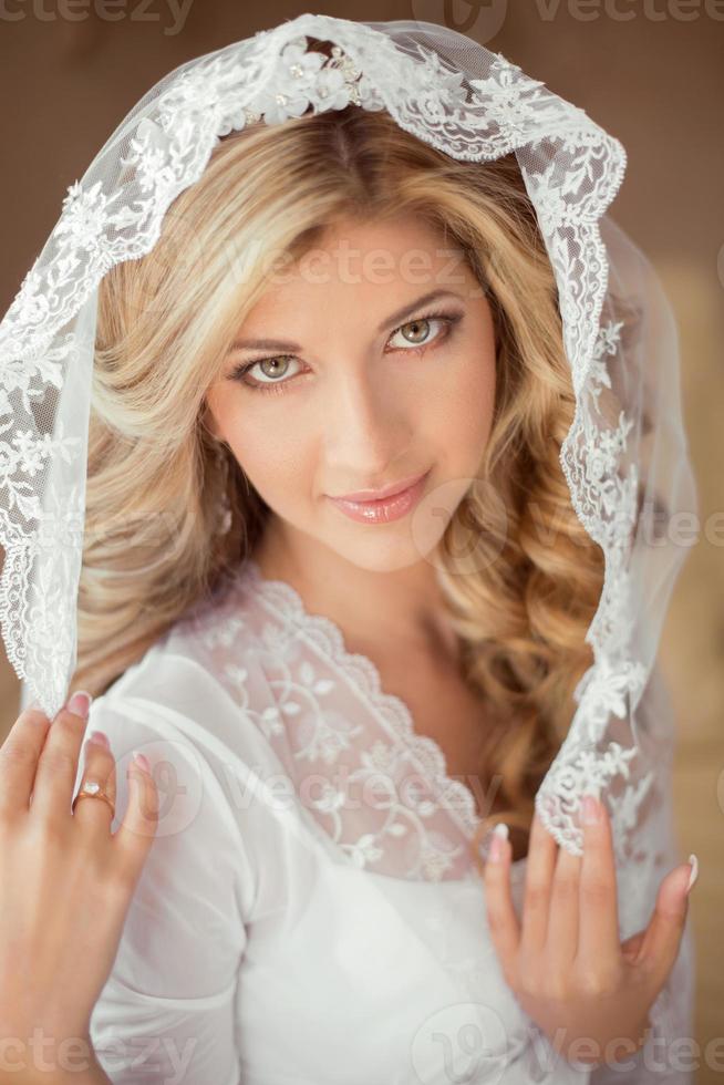 porträtt av vacker brud som bär i klassisk vit slöja. foto