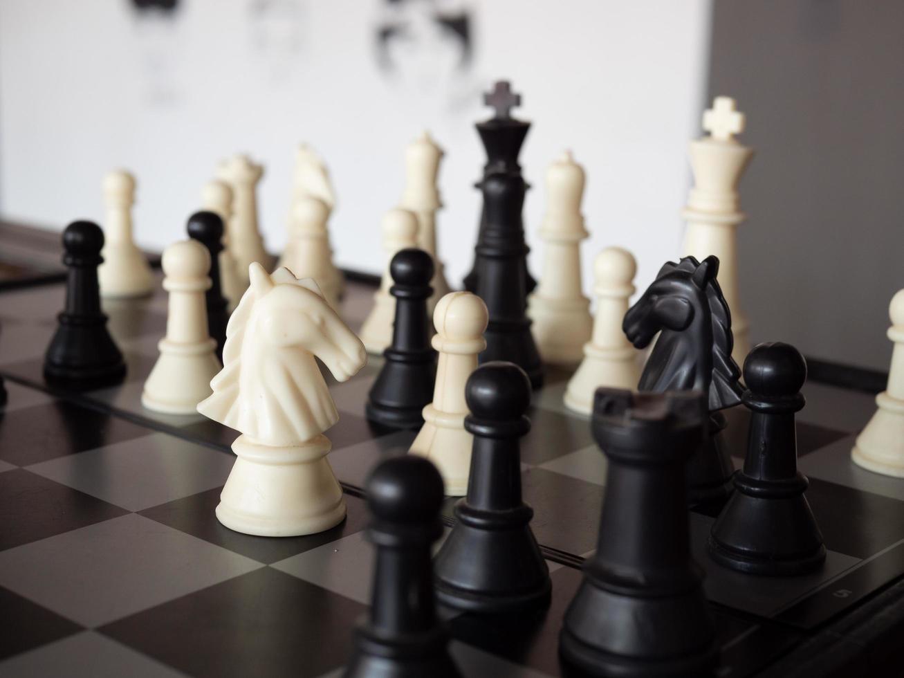 schackbrädspel med fokus på svartvitt foto