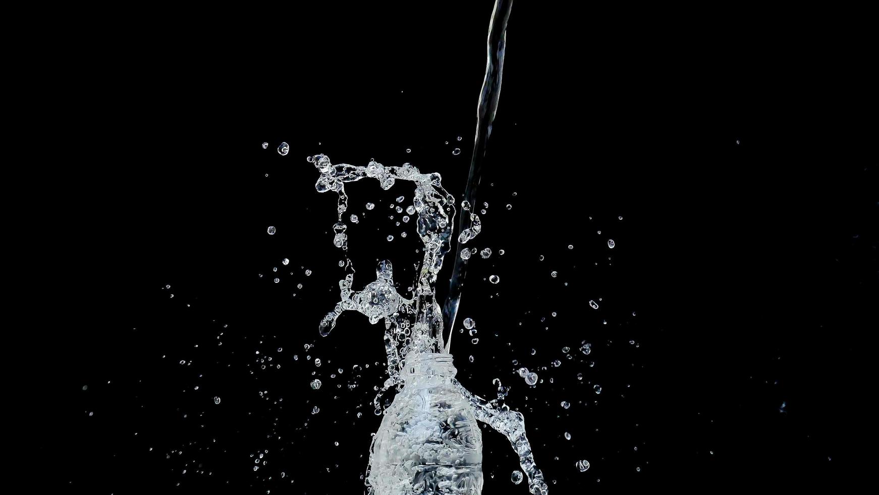 abstrakt vattenjet kraschar på en svart bakgrund foto