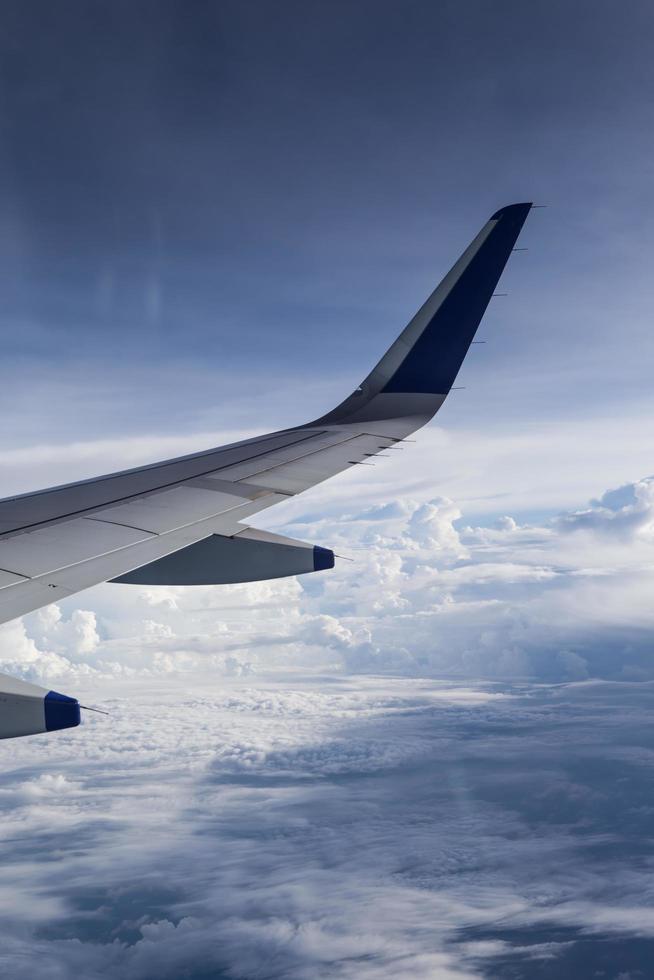 utsikt över molnen från ett flygplansfönster foto