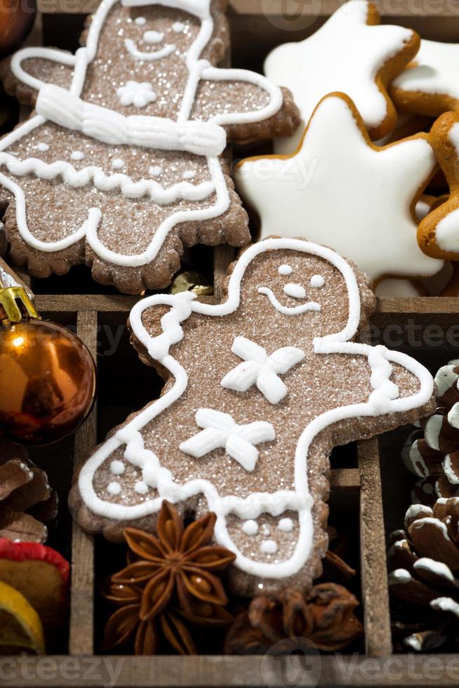 julsymboler och kakor i en trälåda, vertikal, närbild foto