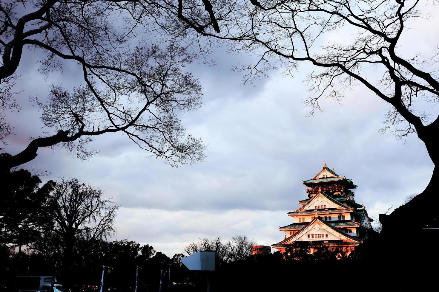 Osaka slott på solnedgången fin dag foto