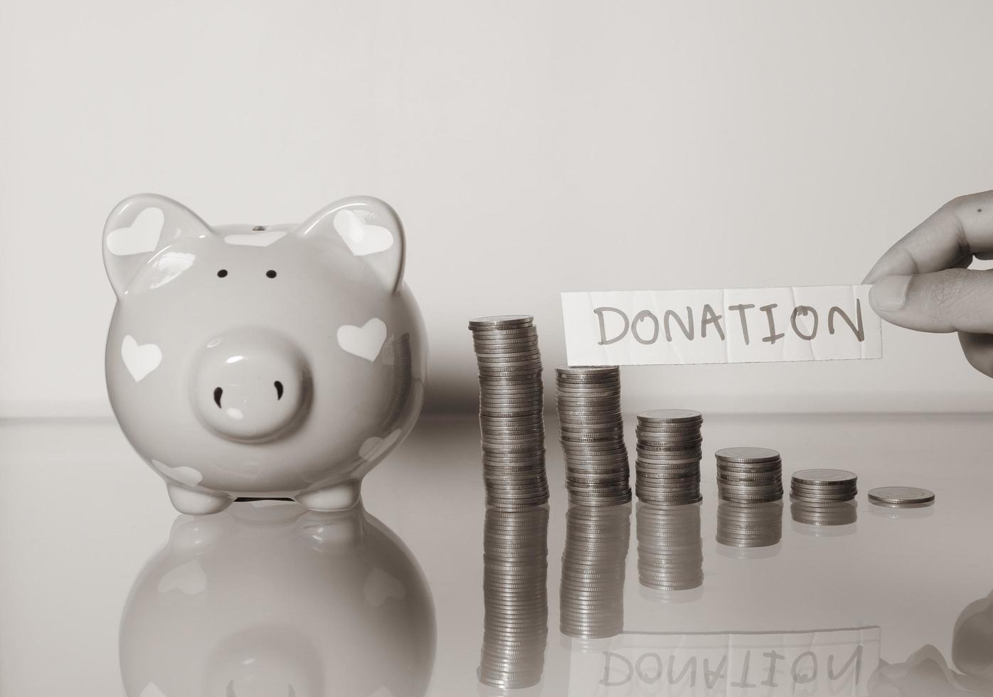 pengar burk med mynt spara för donation koncept foto