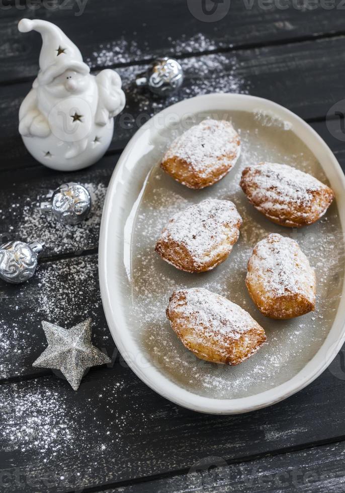 cookies madeleines, keramiska jultomten och juldekorationer foto