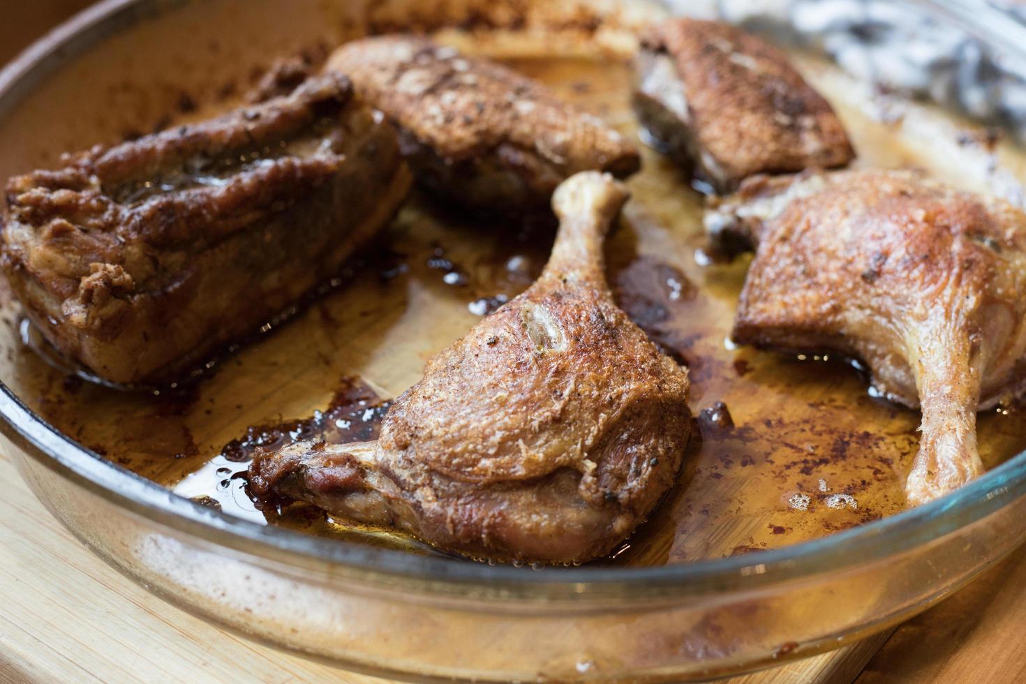 andkött bakat i ugnen med knaprig skorpa i en ugnssäker form foto