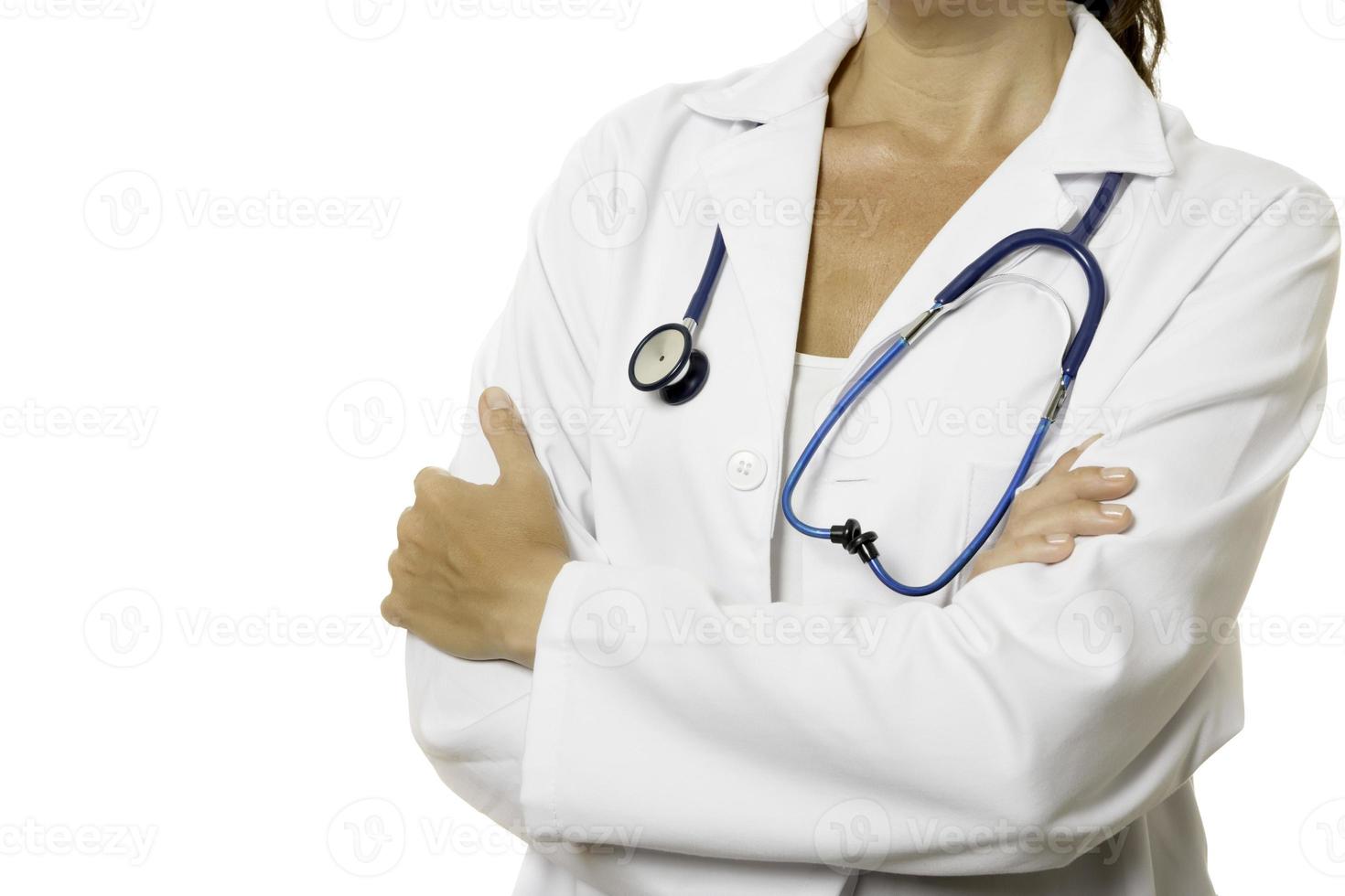 korsade armar av en kvinnlig läkare och ett stetoskop foto