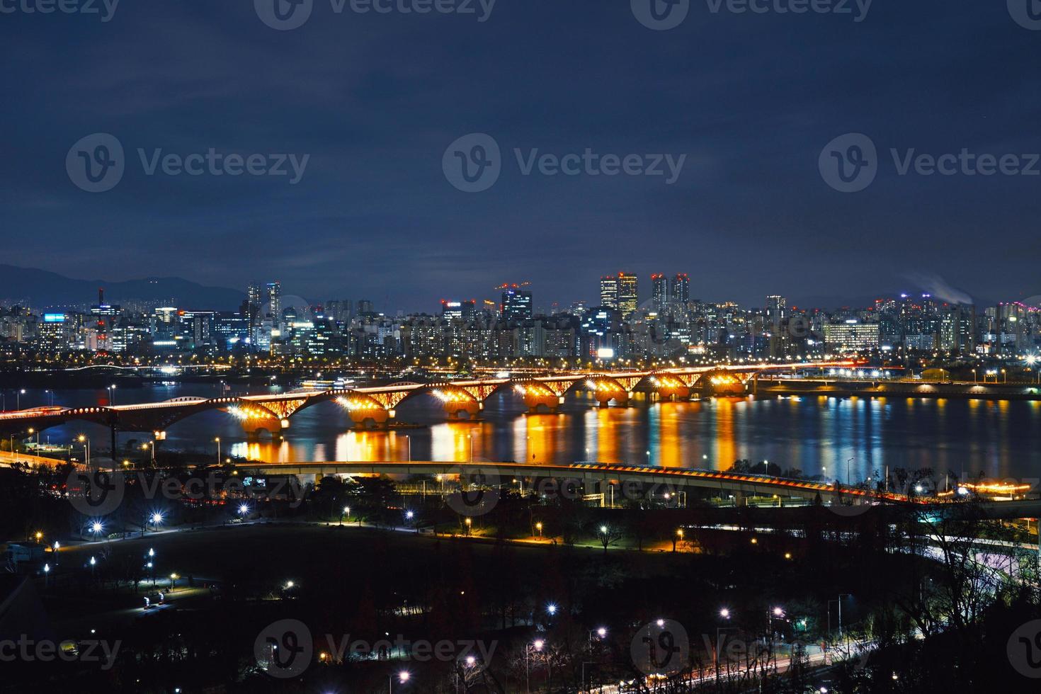 nattvyn över seongsan-bron i seoul foto