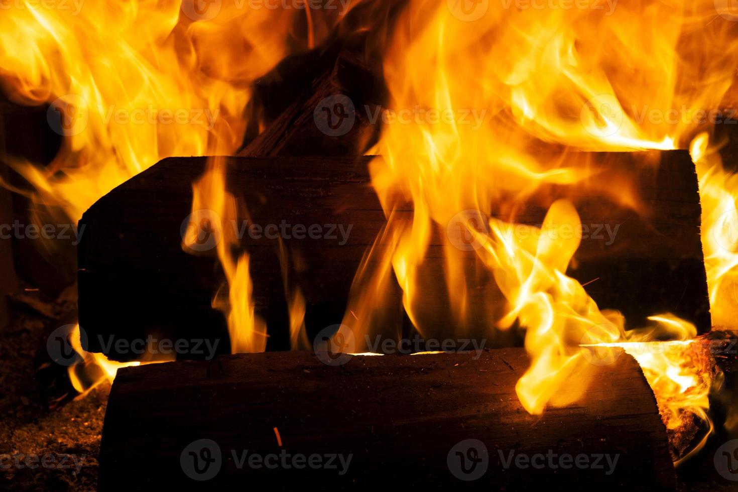 bränna stockar i elden på en grill eller spis eller öppen spis foto