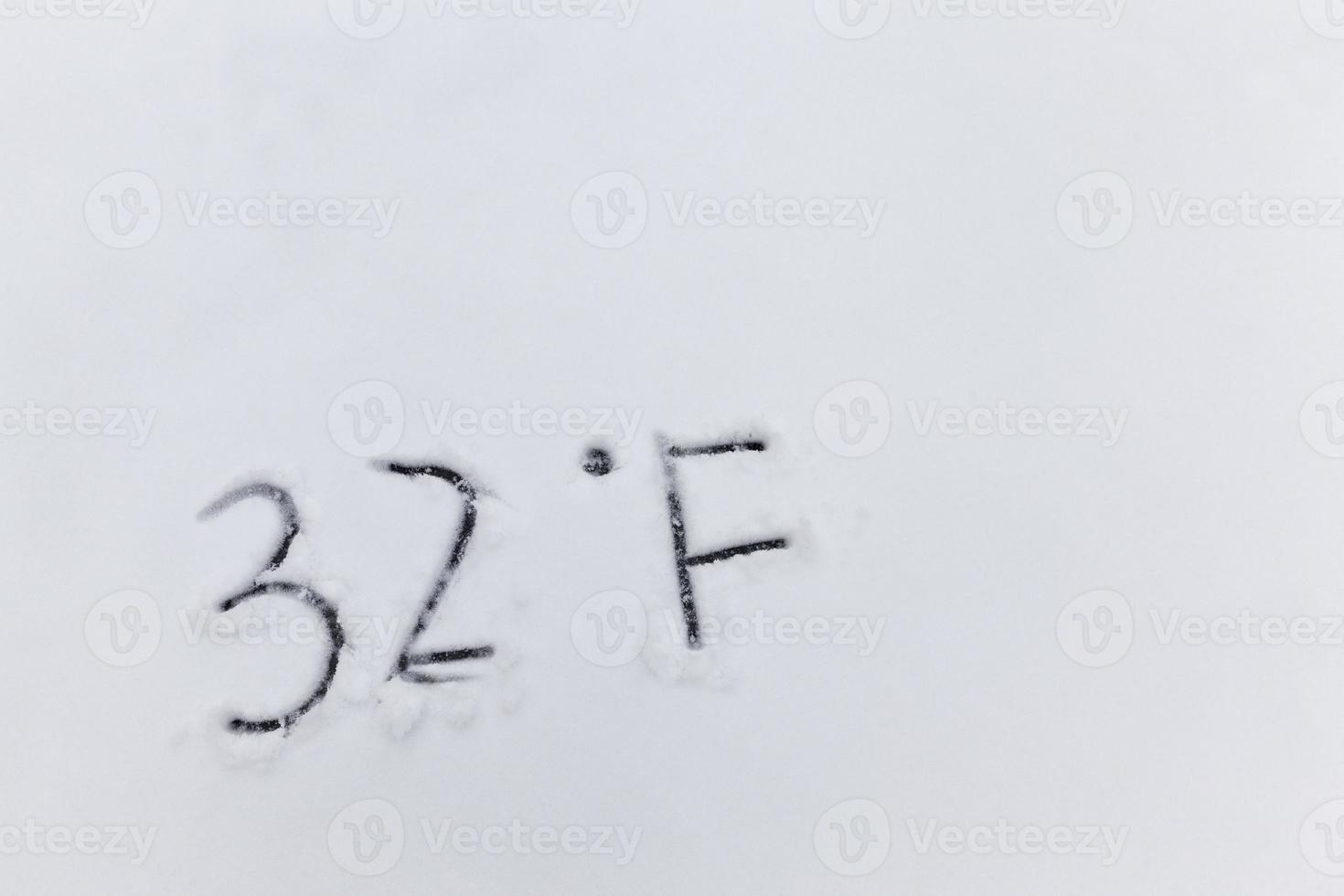 ritade på snön, temperatursymboler som anger negativt mycket kallt väder foto
