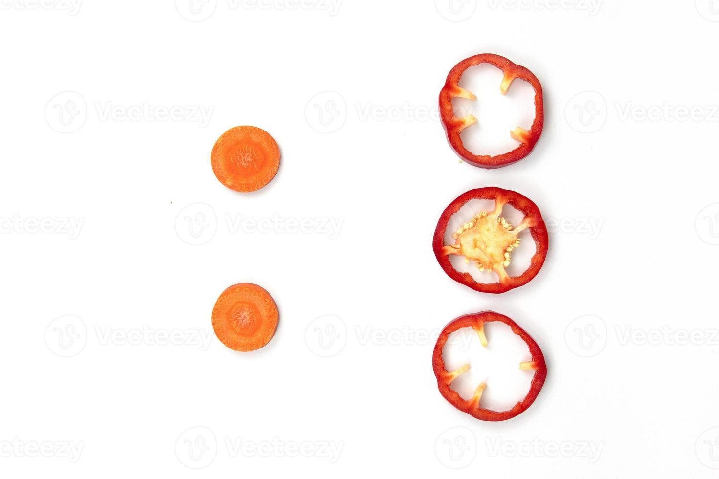 röd färsk paprika och morötter skivad isolerad på vit bakgrund foto