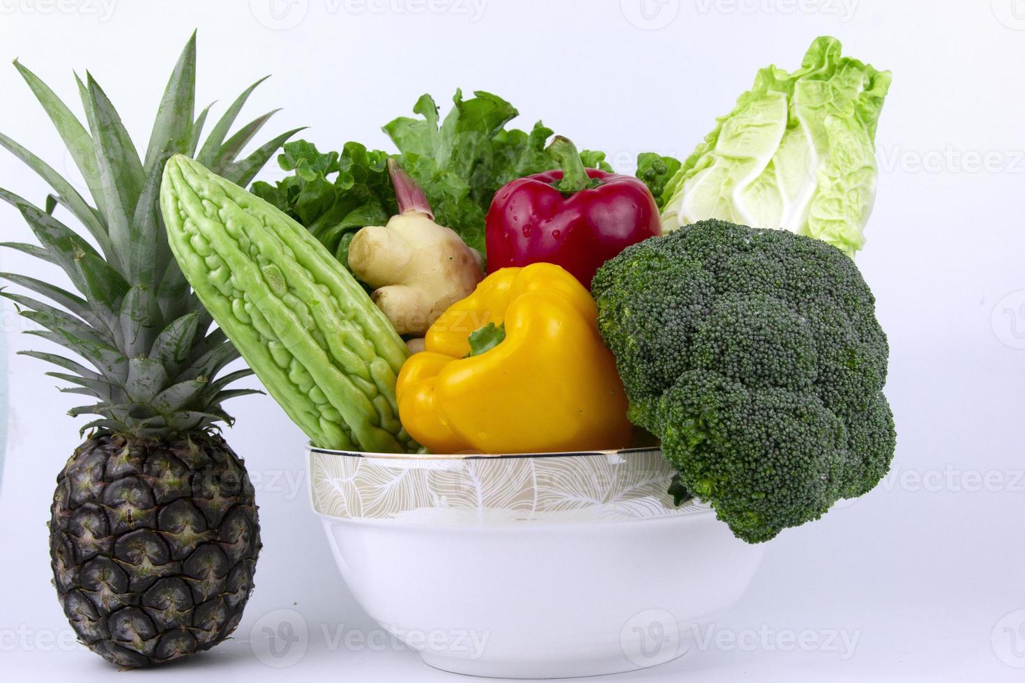färska grönsaker i fören på vit bakgrund, hälsosam mat för kost matlagning måltid koncept foto