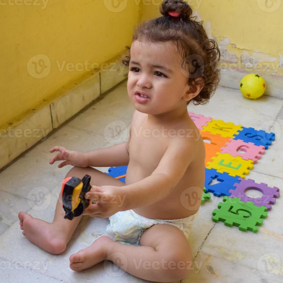 söt liten pojke shivaay hemma balkong under sommartid, söt liten pojke fotografering under dagsljus, liten pojke njuter hemma under fotografering foto