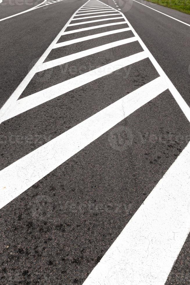 vita vägmarkeringar ritade foto