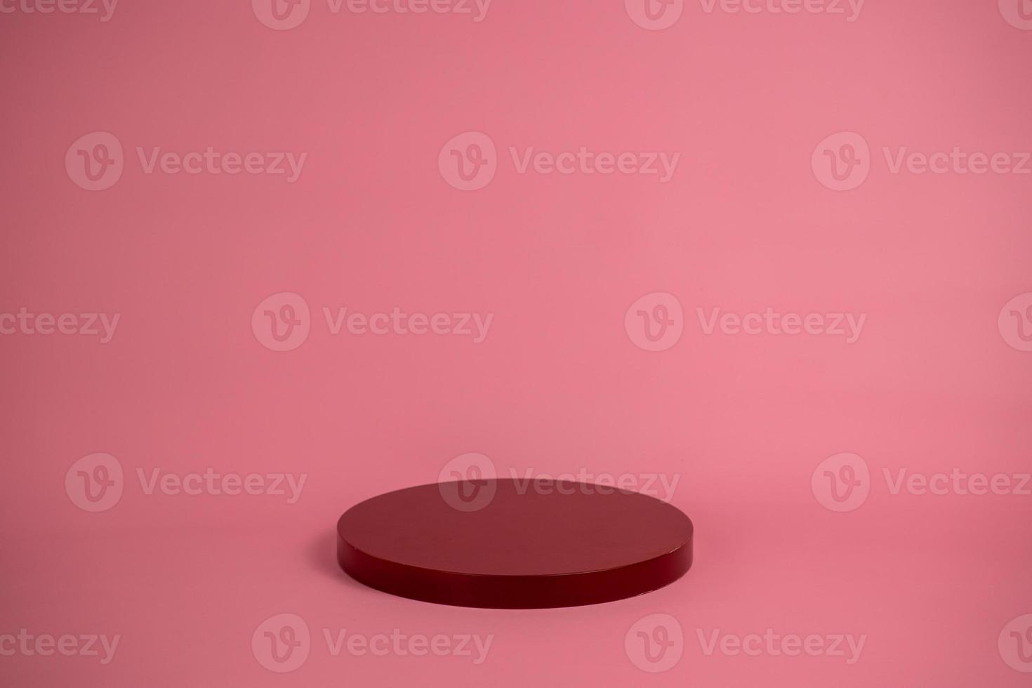 tomt podium för visning av kosmetisk produkt. plattformsarrangemang i rosa pastellfärg i trendig minimalistisk stil. sammansättning av cylindrar och kuber layout för feminin bakgrund foto