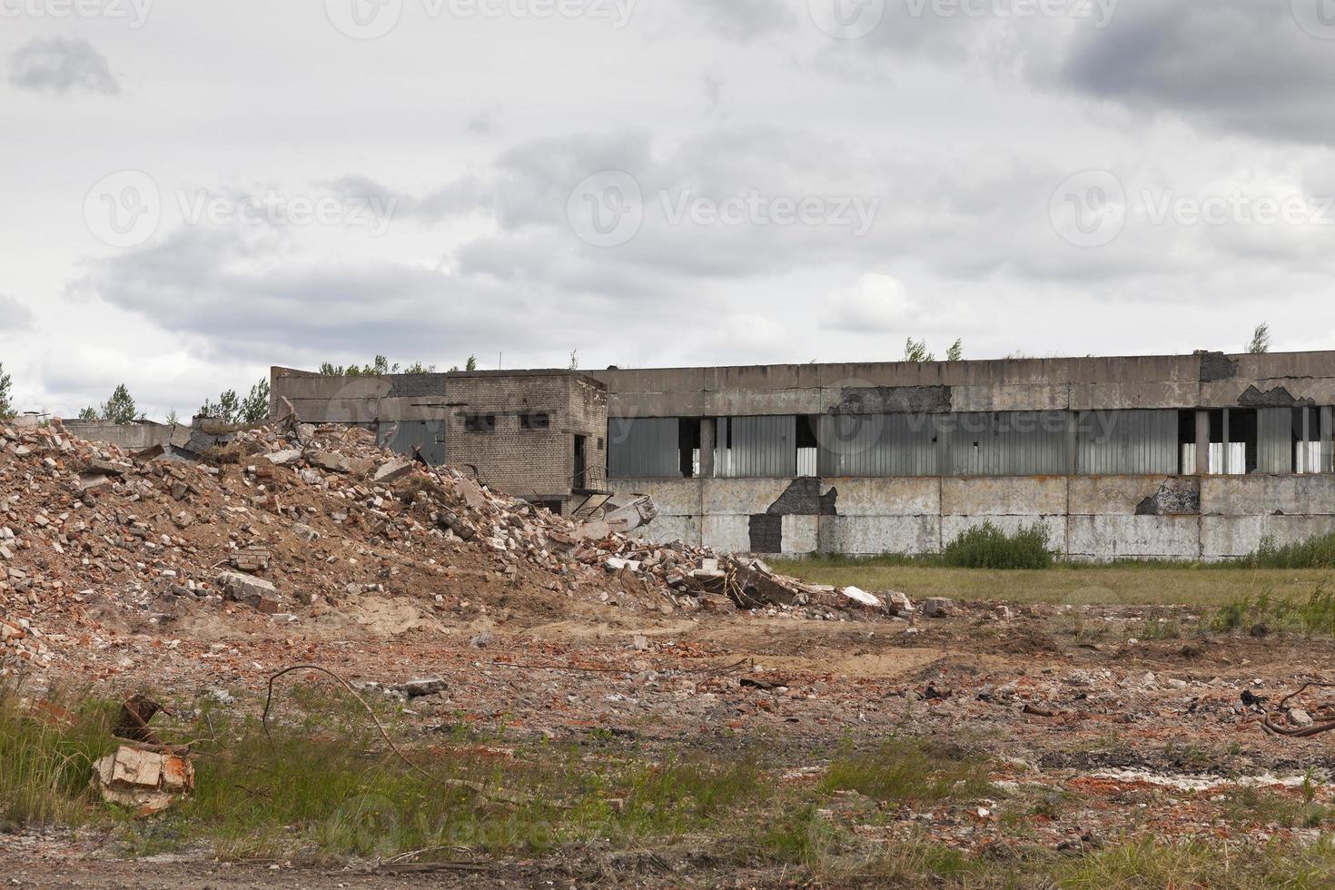 förstörelse och rivning av gamla byggnader foto