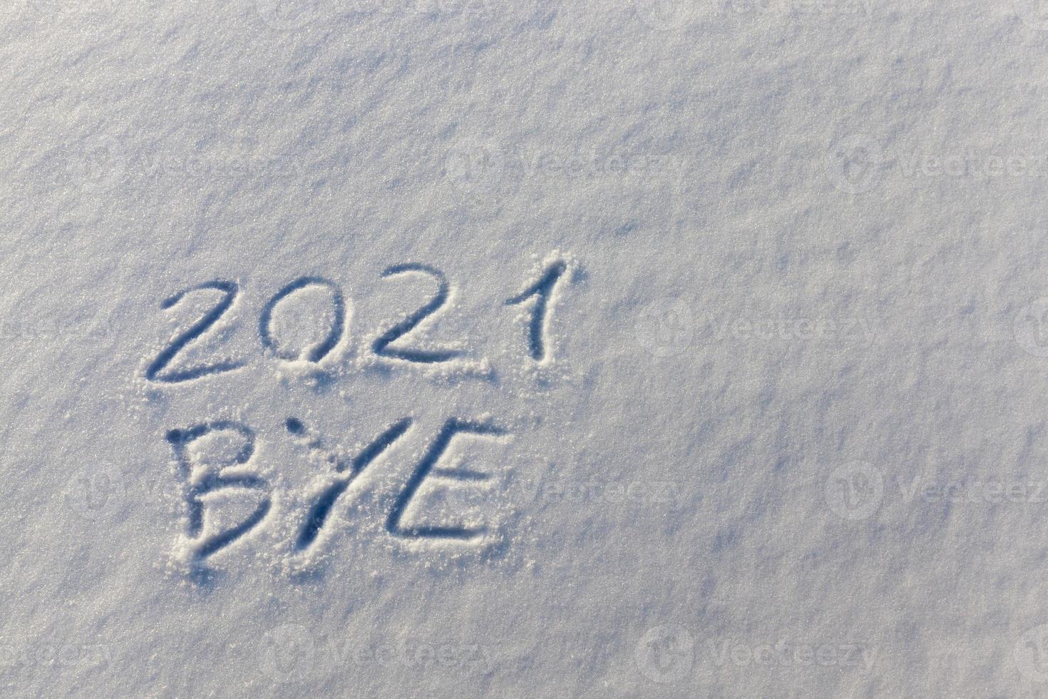 inskriptionen om det nya året 2022 på snön på vintern foto