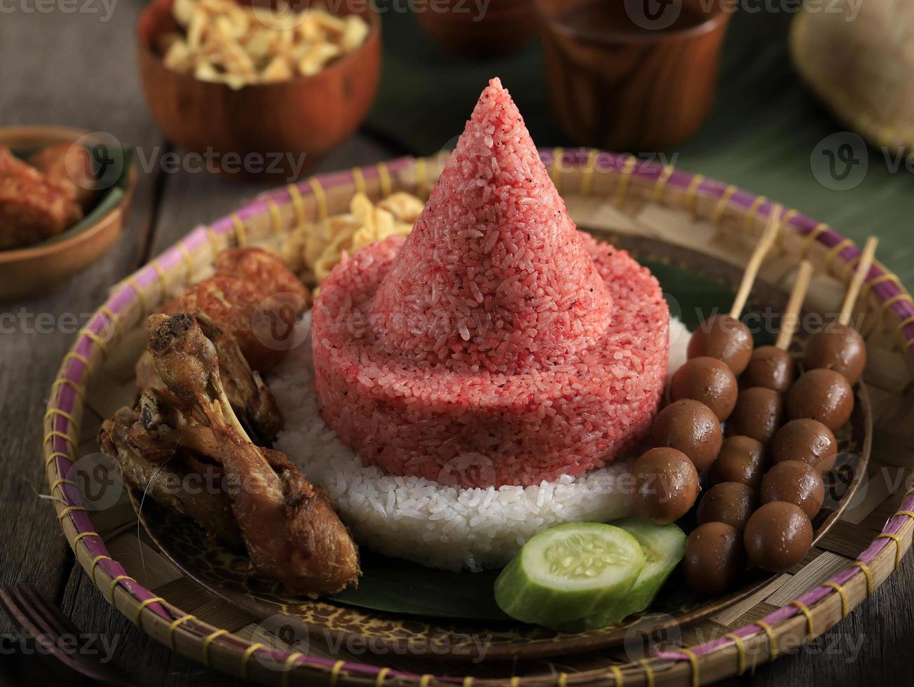 tumpeng merah putih foto