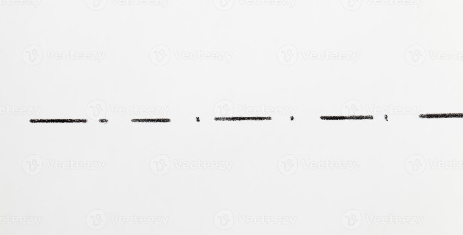 kaotiska grå linjer ritade med blyerts på vanligt papper foto