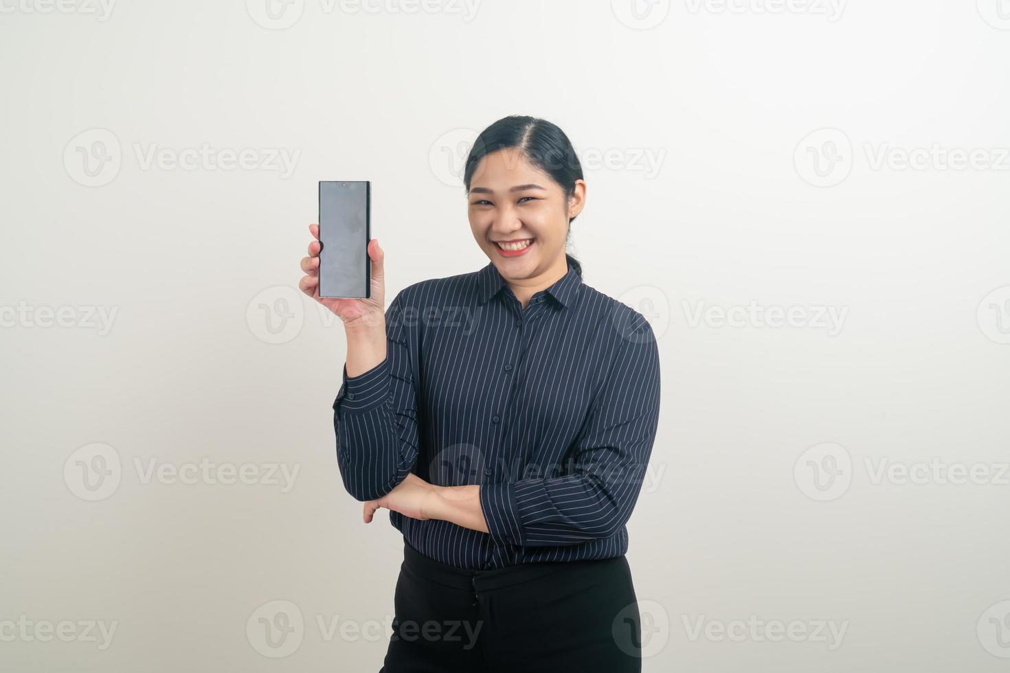 asiatisk kvinna som använder smartphone eller mobiltelefon foto