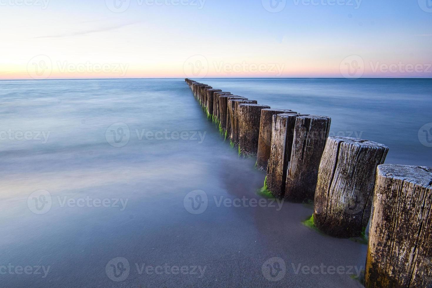 groynes sticker ut i Östersjön. foto