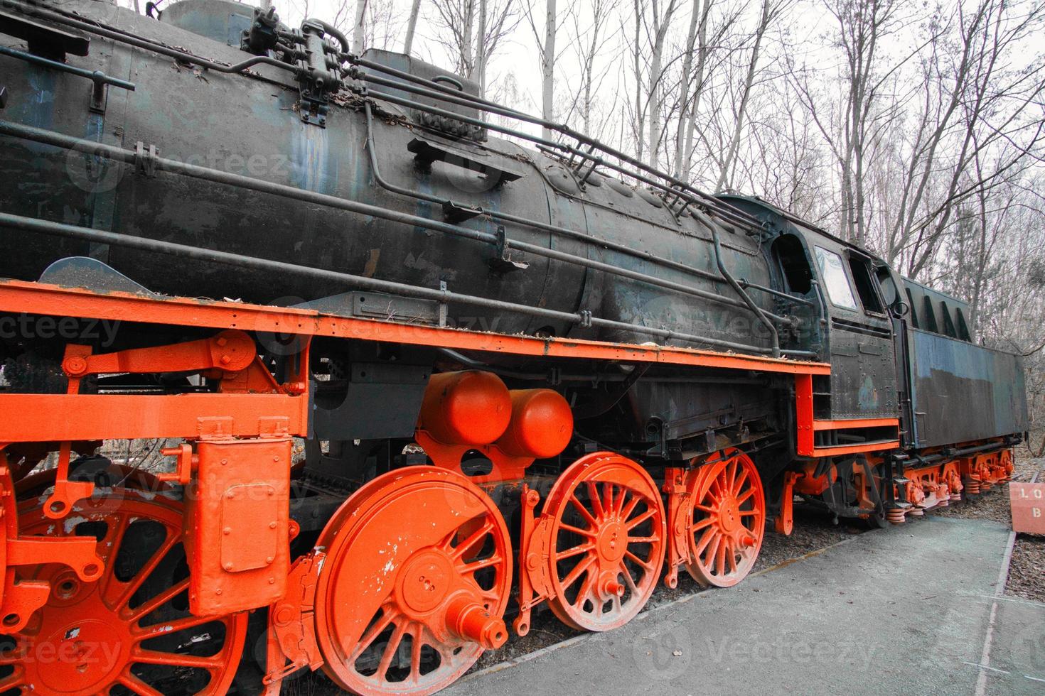 ånglok parkerat vid en terminalstation. historisk järnväg från 1940 foto