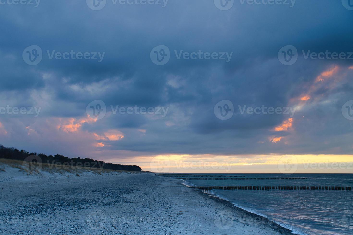 solnedgång vid Östersjön. havet, bönor starka färger. semester på stranden. landskap foto