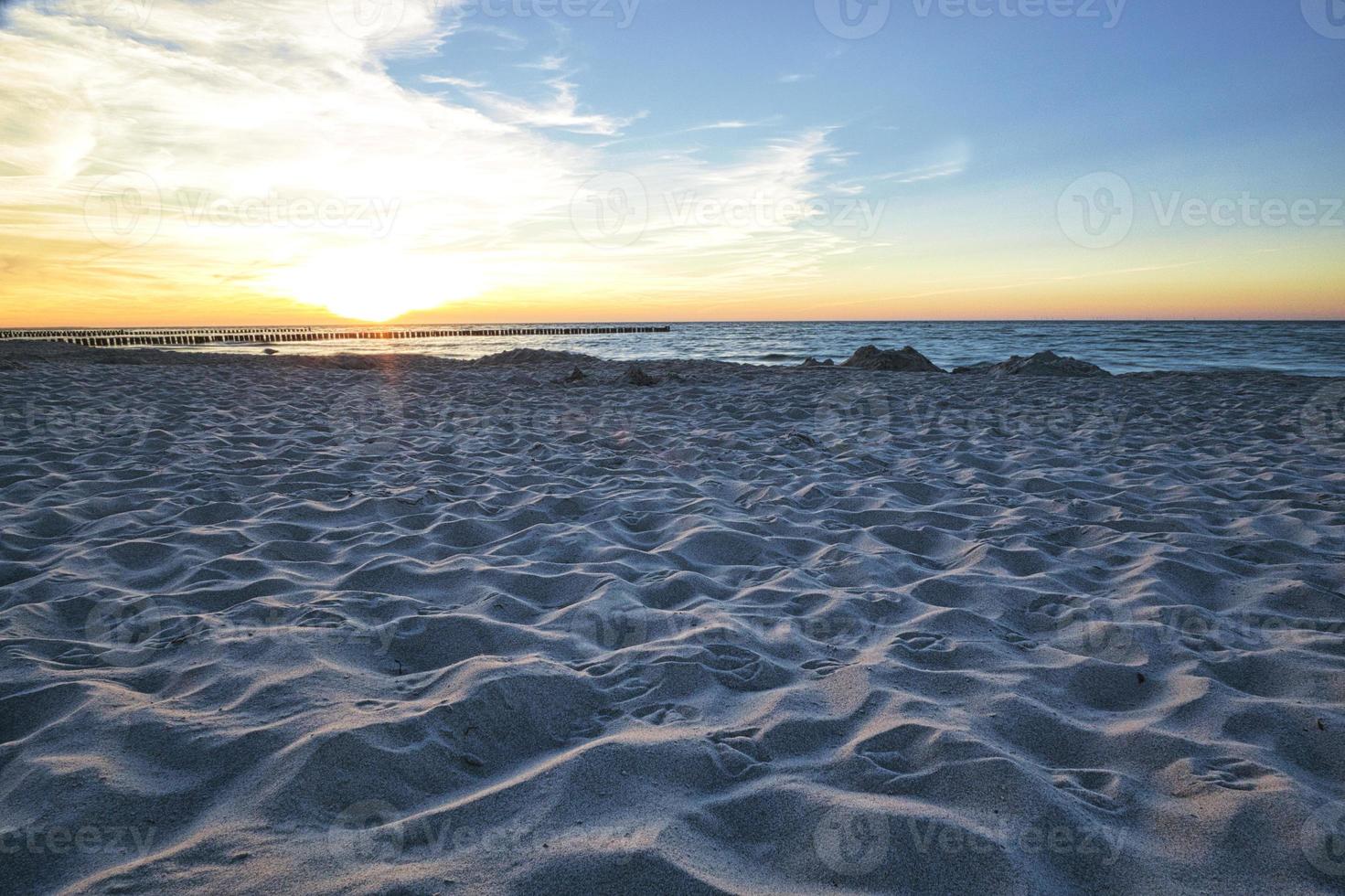 solnedgång på stranden i zingst vid Östersjön foto