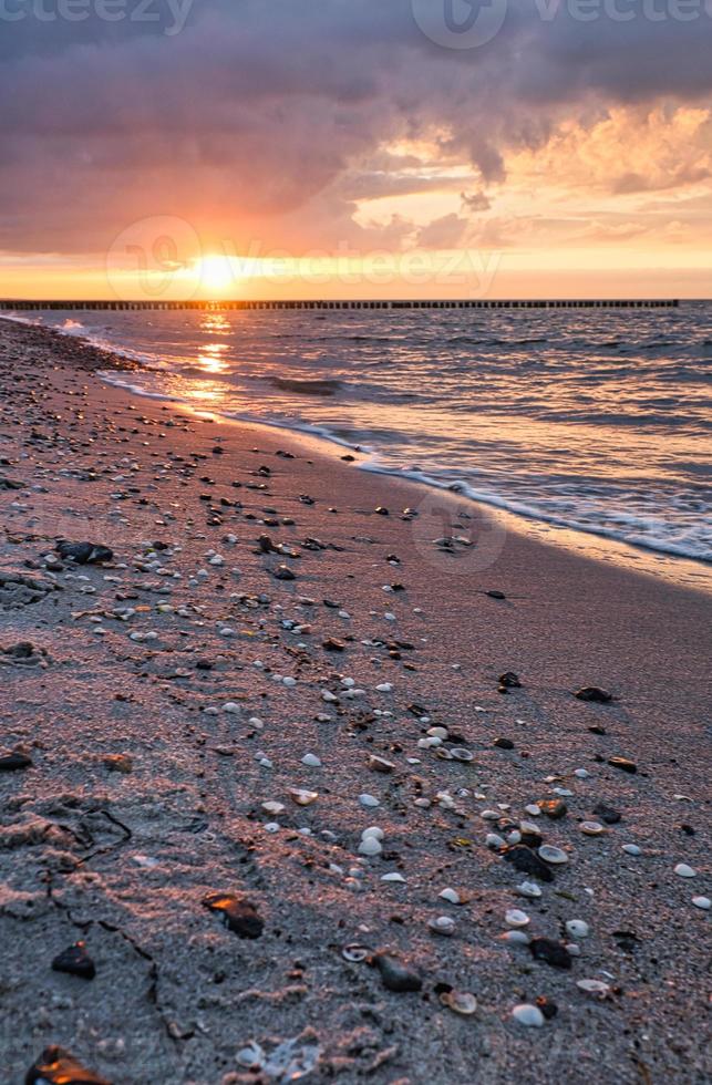 solnedgång vid Östersjön. havet, bönor starka färger. semester på stranden. landskap foto