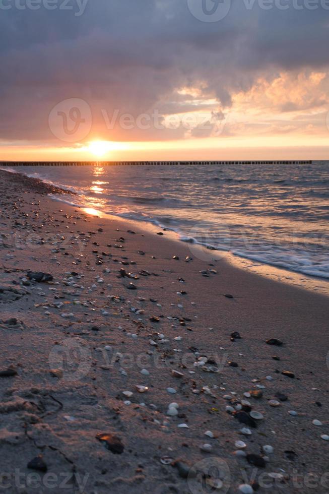 solnedgång vid Östersjön. havet, bönor starka färger. semester på stranden. landskap foto