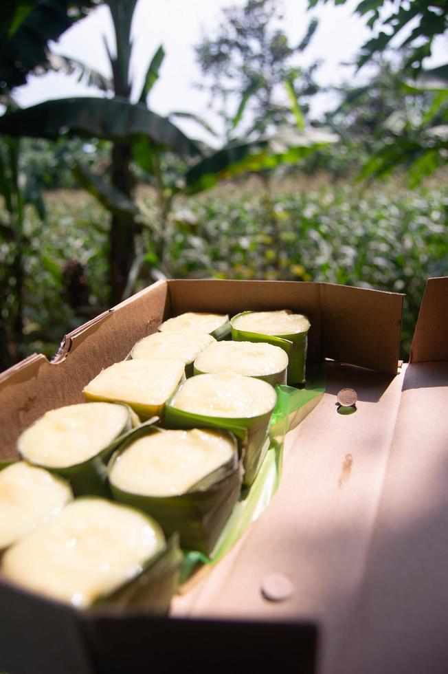 söta snacks från klibbigt ris med durian topping. indonesisk traditionell mat. foto