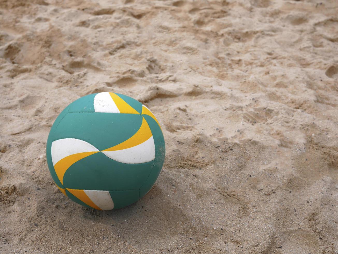 hög vinkel vy beachvolleyboll på sand med kopia utrymme foto