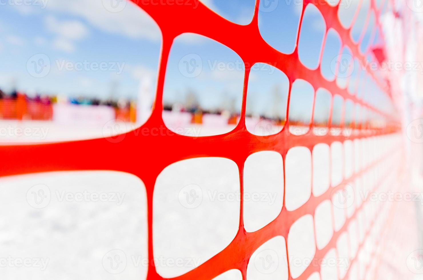 säkerhet utomhus lutning spår staket, vinter bakgrund. staket för att skydda åskådare vid sportevenemang, eller för att ange kurs vid extrema sporter - hundspann, snowboard eller skidåkning foto