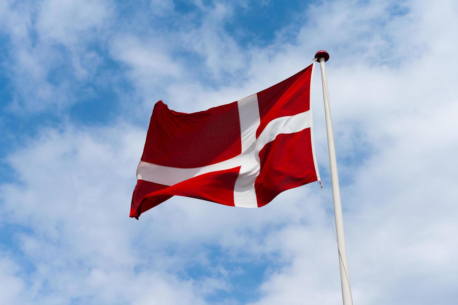 danska flaggan vajar i vinden foto