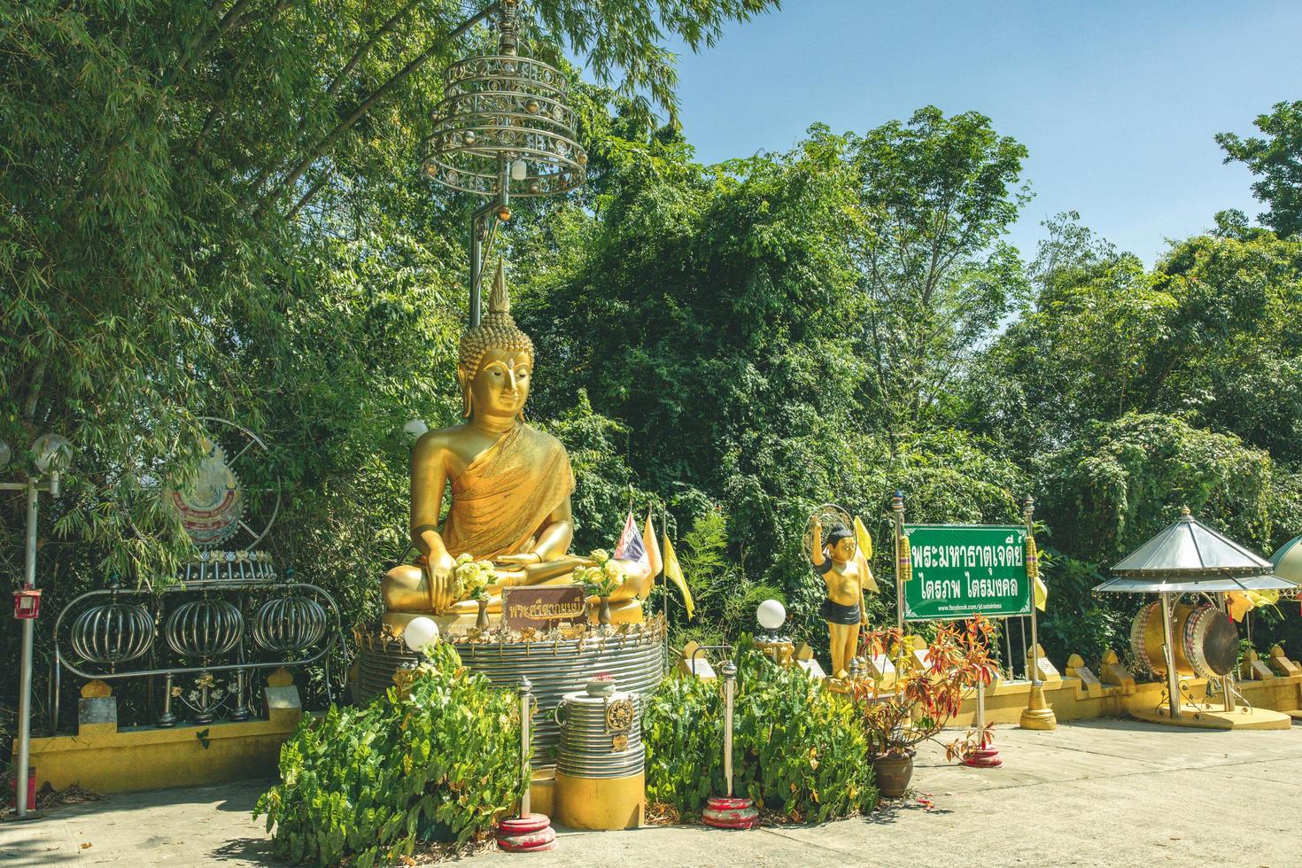 phra maha that chedi triphop tri mongkhon, hat yai, thailand - februari 2022 - atmosfär inne i religiösa turistattraktioner på maha chedi tripob trimongkol med stor pagod i rostfritt stål. foto