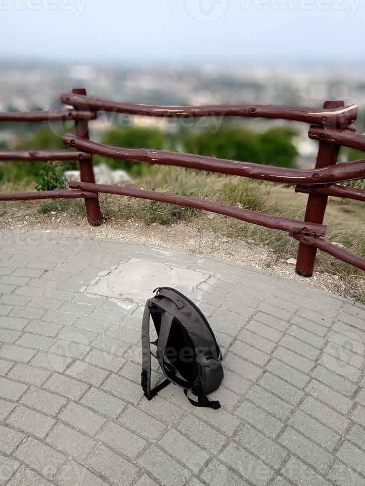 en ensam ryggsäck vid utsiktstornet för örnberget i budapest foto