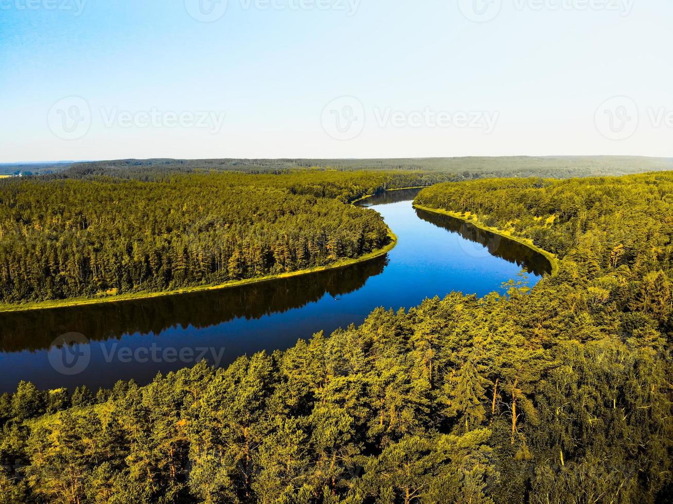 neman floden panorama från birstonas utsiktstorn i Litauen. berömda floden i Baltikum foto
