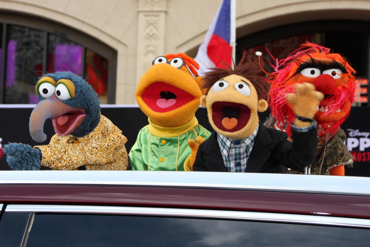 los angeles, 11 mars - örnen sam, fozzie, walter, djur på muppets mest eftersökta , los angeles premiär på el capitan teater den 11 mars 2014 i los angeles, ca. foto