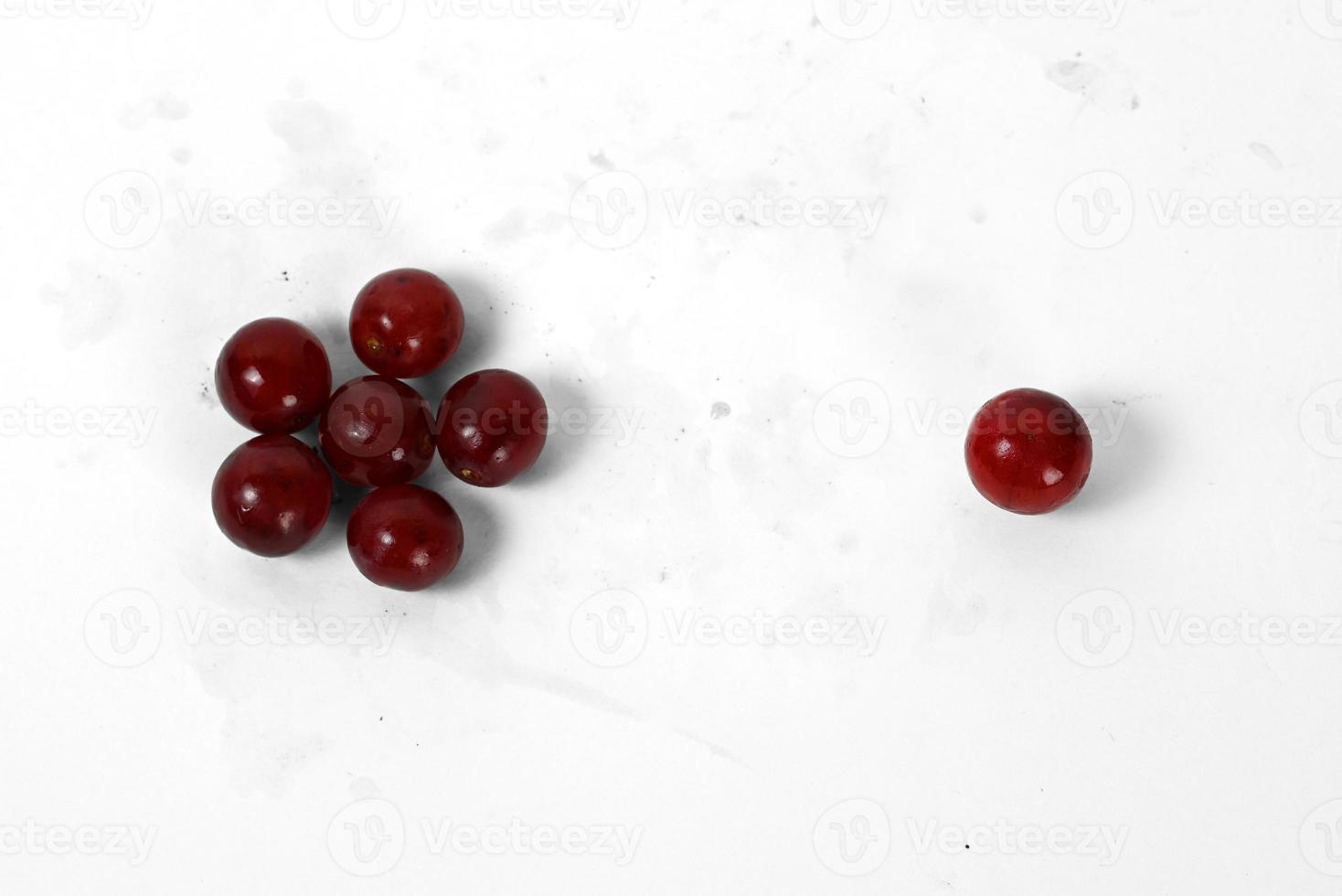 röda druvor isolerad på vit bakgrund foto
