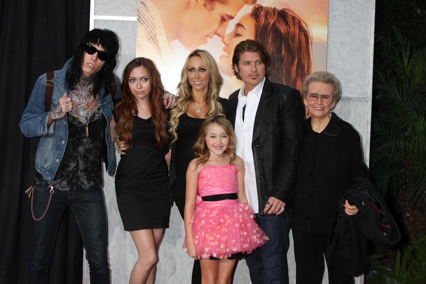 los angeles, 25 mars - tish och billy ray cyrus och familj utom miley anländer till den sista låtens världspremiär på arclight teatrar den 25 mars 2011 i los angeles, ca. foto